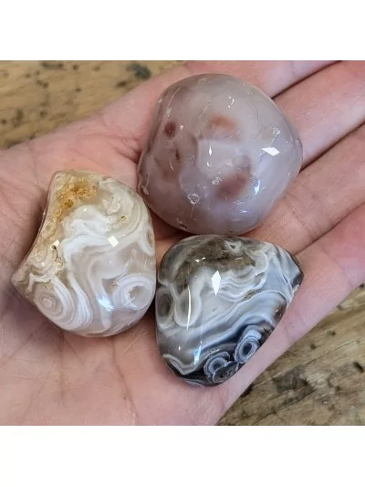 Agate d'eau Galet Enhydre, pierre rare et fascinante chez Gaiance Minéraux