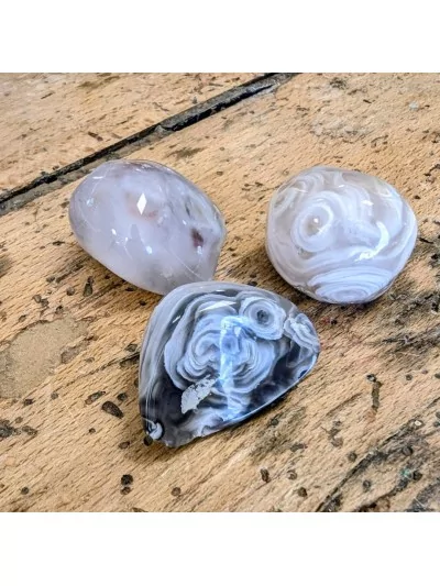 Agate d'eau Galet Enhydre, pierre rare et fascinante chez Gaiance Minéraux